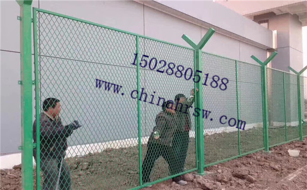 刺绳防护网在监狱中安装